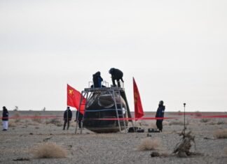 Поврежденный космический корабль Китая вернулся на Землю без экипажа: только скафандр (видео)
