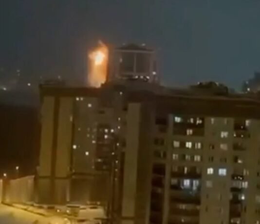 Взрывы в Воронеже: российская ПВО отражает одну из самых мощных атак дронов на город (видео)