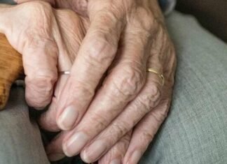 На Чернігівщині чоловік систематично знущався над рідною бабусею — йому загрожує до 2 років ув’язнення