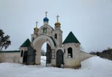 Московське ярмо на стінах церкви: у звільненому від упц (мп) монастирі знайшли портрети російського царя