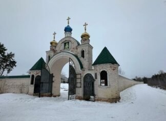 Московське ярмо на стінах церкви: у звільненому від упц (мп) монастирі знайшли портрети російського царя