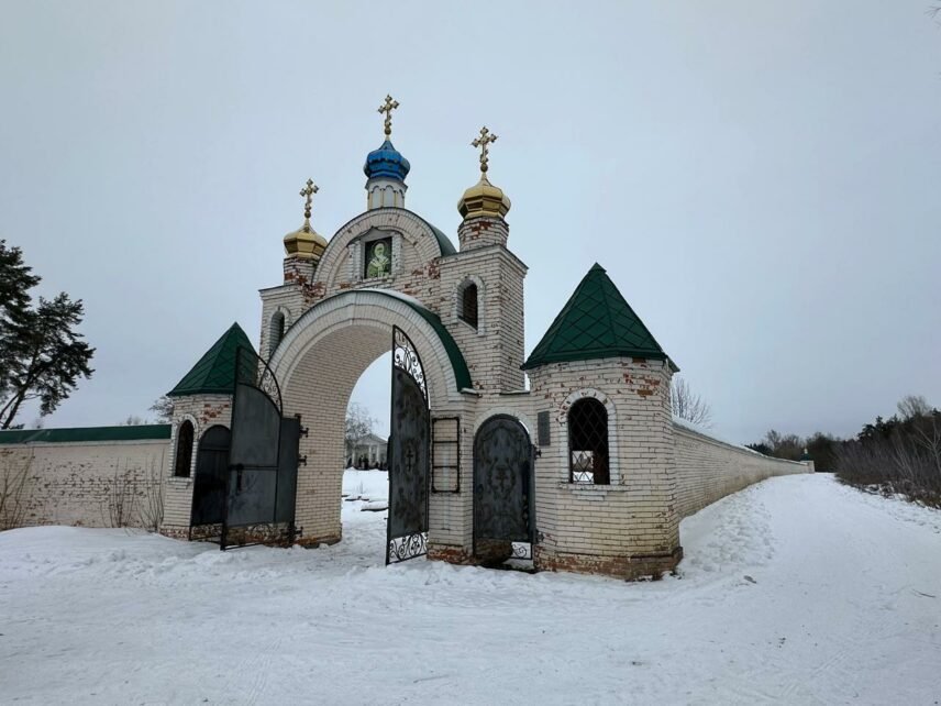 Московське ярмо на стінах церкви: у звільненому від упц (мп) монастирі знайшли портрети російського царя