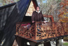 Мужчина поставил в лесу домик на дереве — теперь сдает его в аренду (фото)