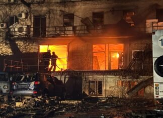 РФ массированно атаковала Днепр: «Шахеды» попали в многоэтажку и рядом с детским садом (видео)