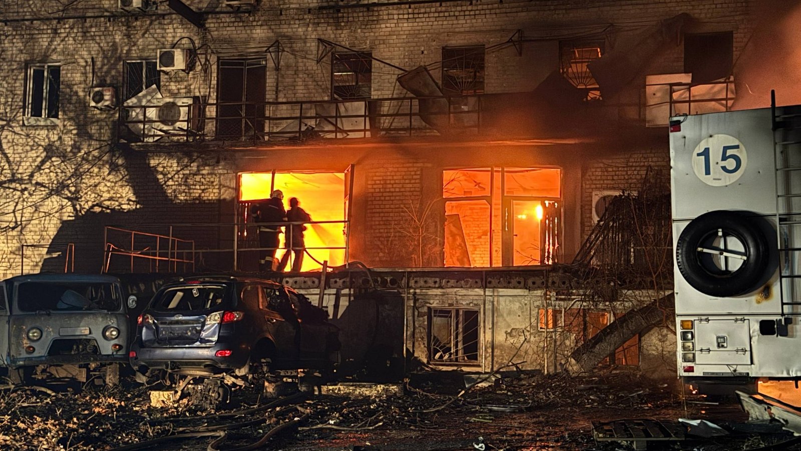 РФ массированно атаковала Днепр: «Шахеды» попали в многоэтажку и рядом с детским садом (видео)