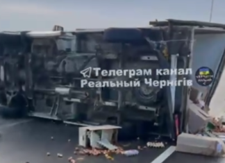 Заснув за кермом: на Чернігівщині перекинулася вантажівка з яйцями