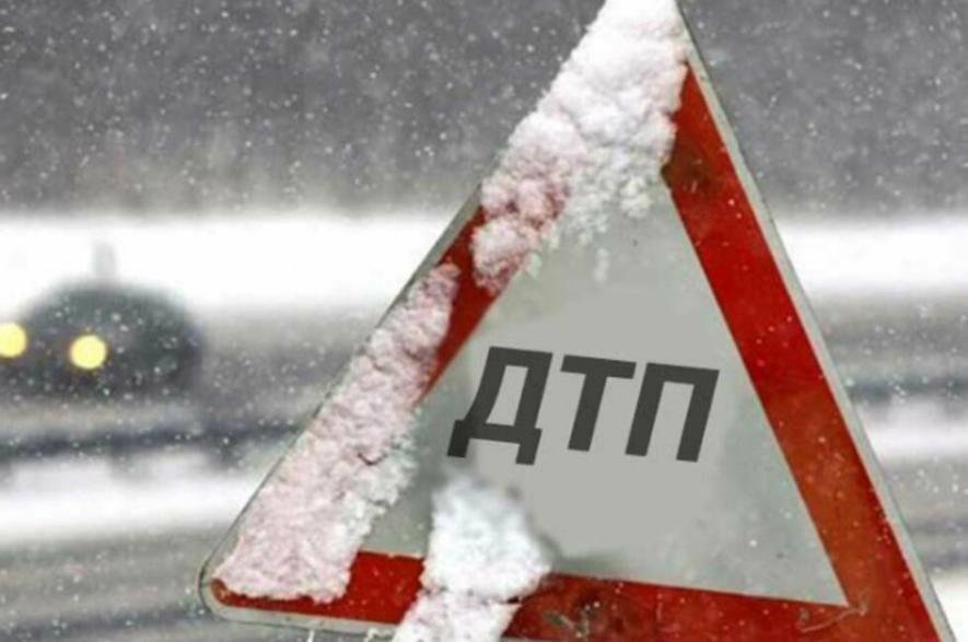 На Чернігівщині Hyndai перекинувся через слизьку дорогу: пасажира госпіталізували до лікарні