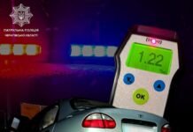 П‘яний водій без прав їхав тротуаром у Чернігові: патрульні зупинили Daewoo Lanos