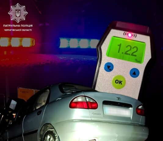 П‘яний водій без прав їхав тротуаром у Чернігові: патрульні зупинили Daewoo Lanos