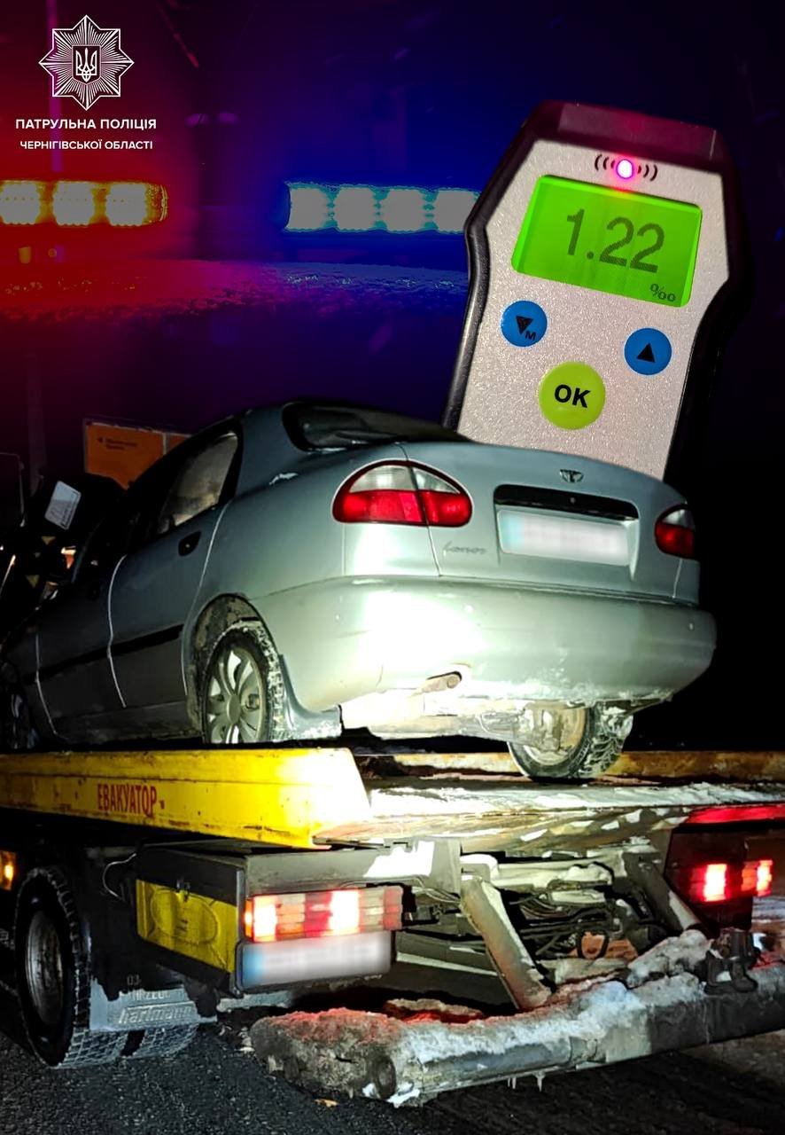 П‘яний водій без прав їхав тротуаром у Чернігові: патрульні зупинили Daewoo Lanos