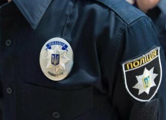 У Чернігові невідомі повалили Менору й залишили напис із закликом до порушення рівноправності