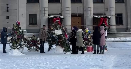 На Красній площі у Чернігові приберуть ялинки: містян просять забрати прикраси