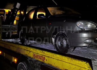 У Чернігові водій тікав від патрульних і врізався у припарковане авто