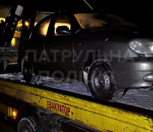 У Чернігові водій тікав від патрульних і врізався у припарковане авто