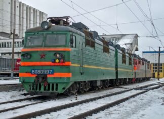 «Больше никуда не поедет»: партизаны уничтожили российский электровоз в Орле (фото, видео)