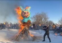 В России на Масленицу сожгли гигантскую Лабубу (фото, видео)