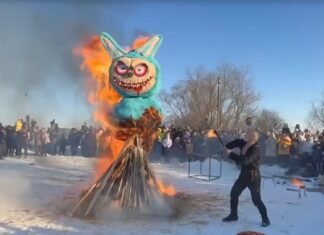 В России на Масленицу сожгли гигантскую Лабубу (фото, видео)