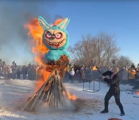 В России на Масленицу сожгли гигантскую Лабубу (фото, видео)
