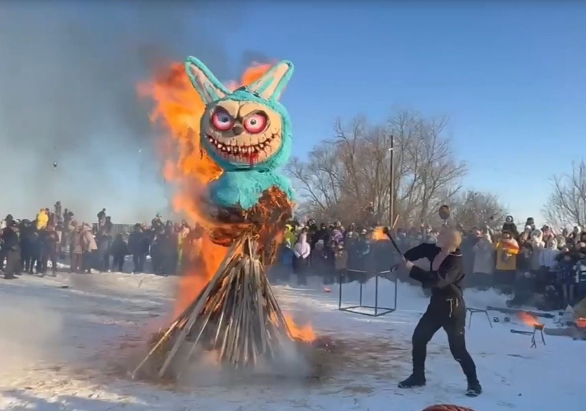В России на Масленицу сожгли гигантскую Лабубу (фото, видео)