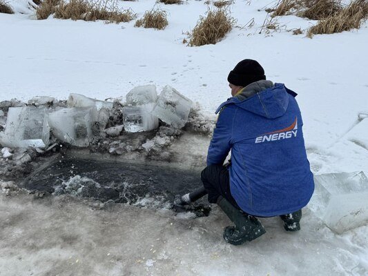 На озерах Чернігівщини тривають профілактичні заходи проти зимової задухи риби