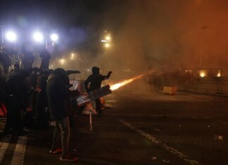 У столиці Албанії антиурядові протести переросли у масові заворушення та зіткнення з поліцією