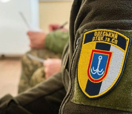 В Одесі натовп напав на групу оповіщення ТЦК, військовослужбовці отримали травми та опіки від сльозогінного газу