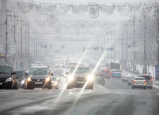 Лід під снігом і кілометрові затори: столиця паралізована через негоду