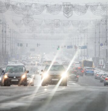 Лід під снігом і кілометрові затори: столиця паралізована через негоду