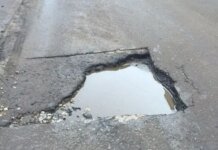 Ями на дорогах: чому зі снігом зникає і асфальт та куди звертатись у разі пошкодження авто