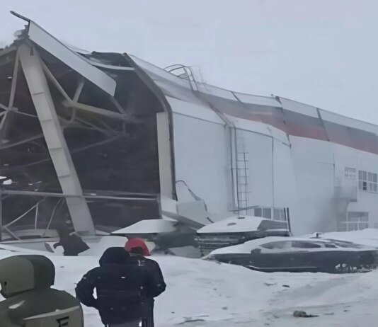 У росії обвалився дах цеху на заводі "Моторінвест" — під завалами знайшли людей