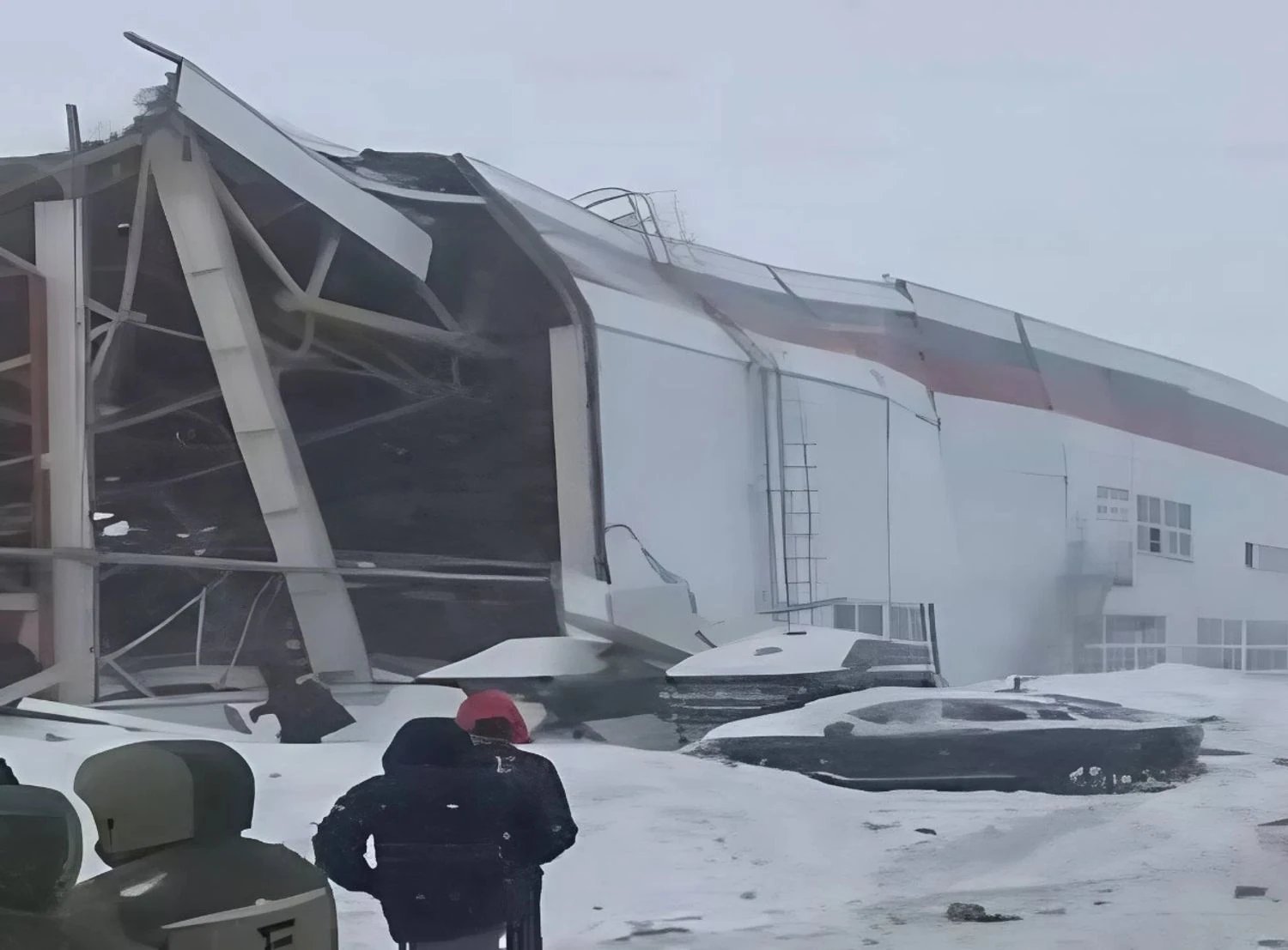 У росії обвалився дах цеху на заводі "Моторінвест" — під завалами знайшли людей