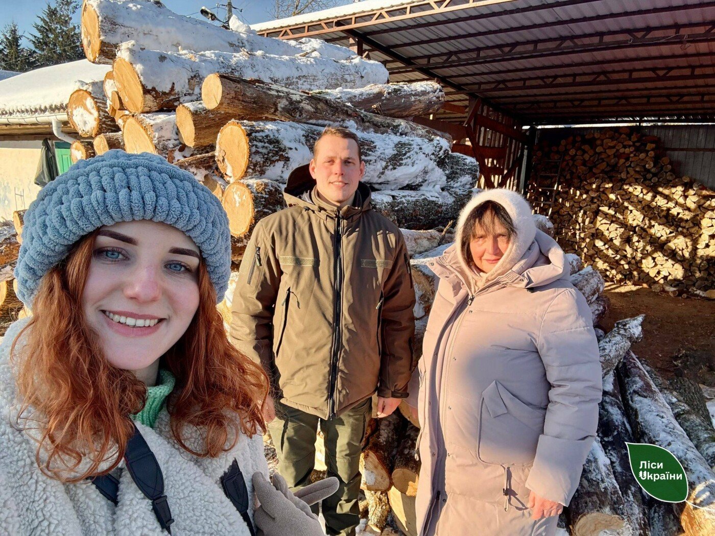 Лісівники підтримали Менський зоопарк на Чернігівщині: передали 9 кубометрів дров