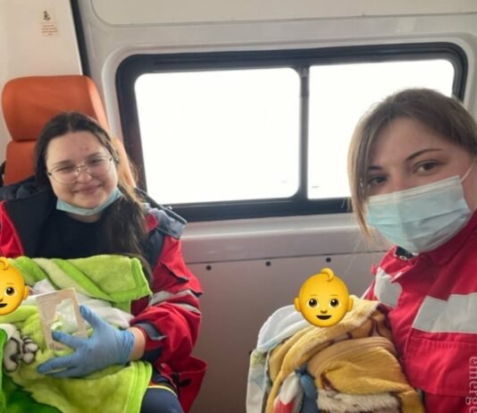 У Чернігові жінка вдома народила двійнят: першу дитину прийняли родичі, другу – медики «швидкої»