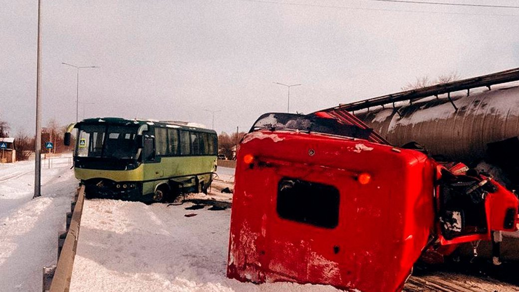 Водій бензовоза заснув за кермом — на Чернігівщині сталася ДТП з маршрутним автобусом