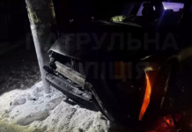 У Чернігові п‘яний водій, тікаючи від патрульних, врізався в електроопору