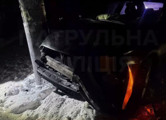 У Чернігові п‘яний водій, тікаючи від патрульних, врізався в електроопору