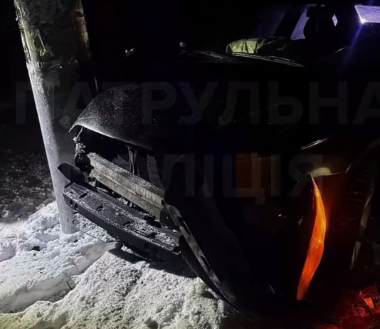 У Чернігові п‘яний водій, тікаючи від патрульних, врізався в електроопору