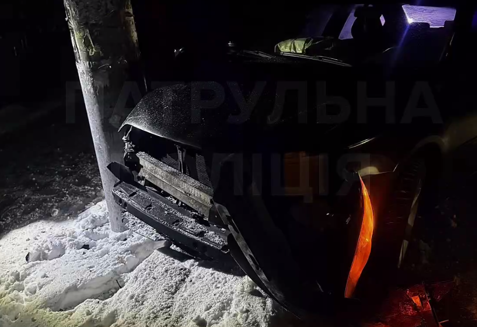 У Чернігові п‘яний водій, тікаючи від патрульних, врізався в електроопору