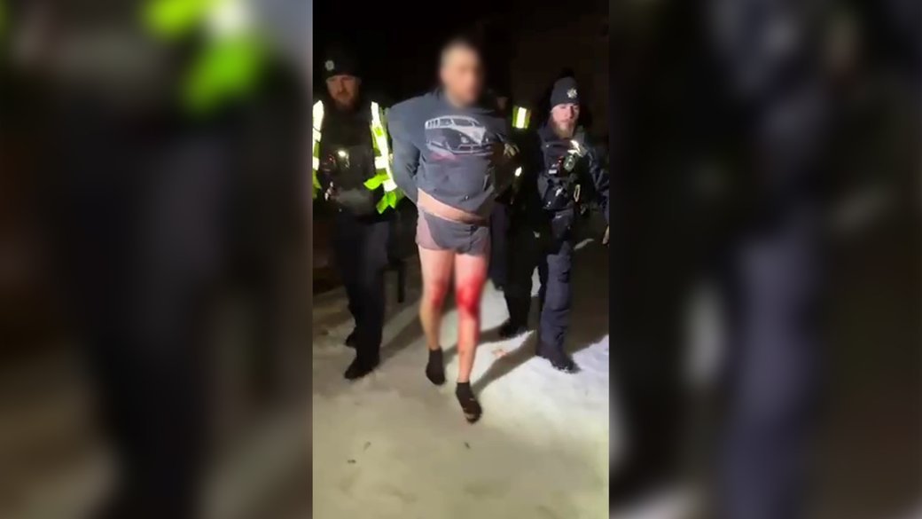 У Чернігові затримали чоловіка, який трощив автівки та розбив скло в будинку