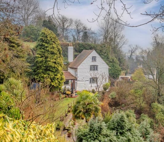 Высечен в камне: в Британии продают уникальный пещерный дом (фото)