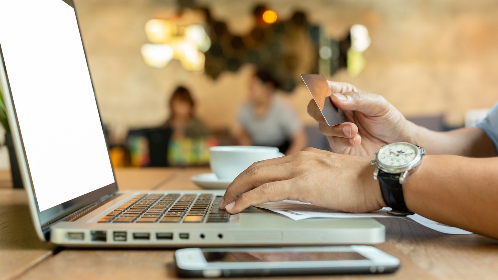 НБУ назвал средний чек при оплате картой: в магазинах – 354 грн, онлайн – 608 грн