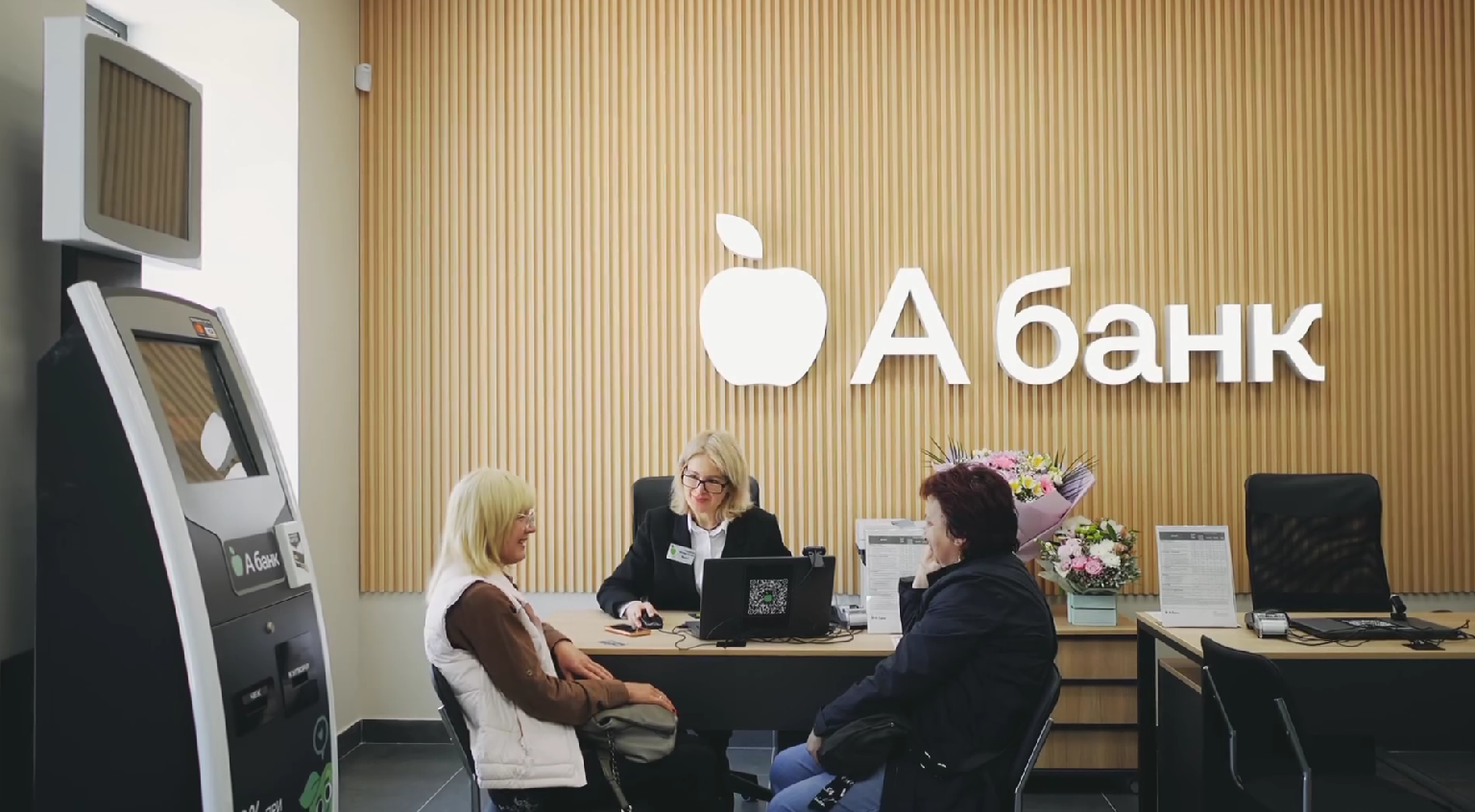 Банк Суркисов подвергся хакерской атаке. У части клиентов временно исчезли деньги