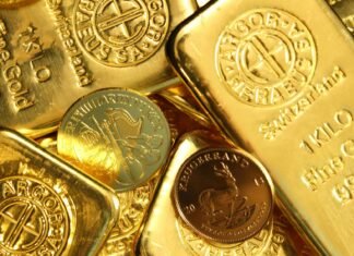 Золото поднялось выше $5000 после исторического обвала. Серебро тоже подорожало