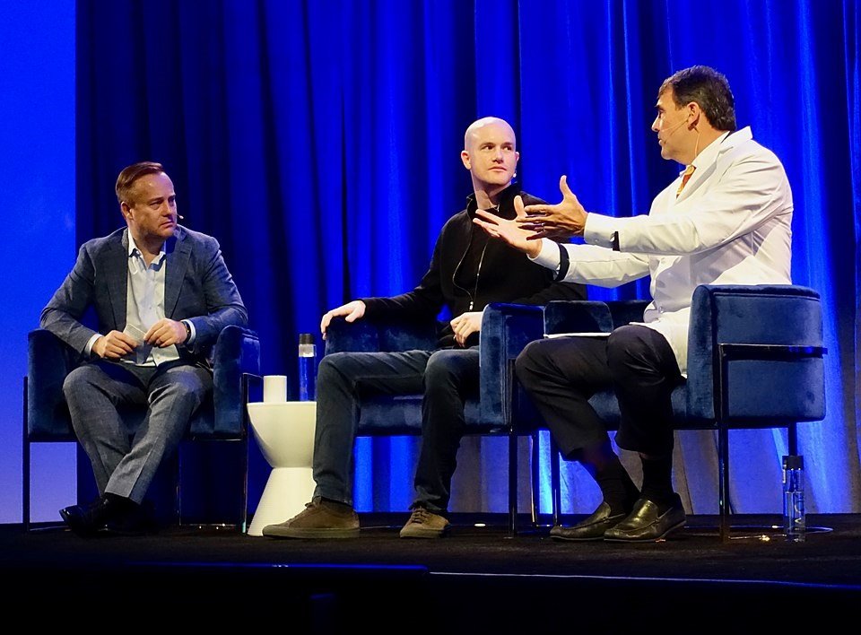 Гендиректор Coinbase выбыл из списка самых богатых людей мира из-за падения криптовалют