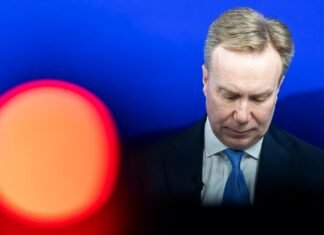 Президент Давосского форума подал в отставку из-за связей с Эпштейном