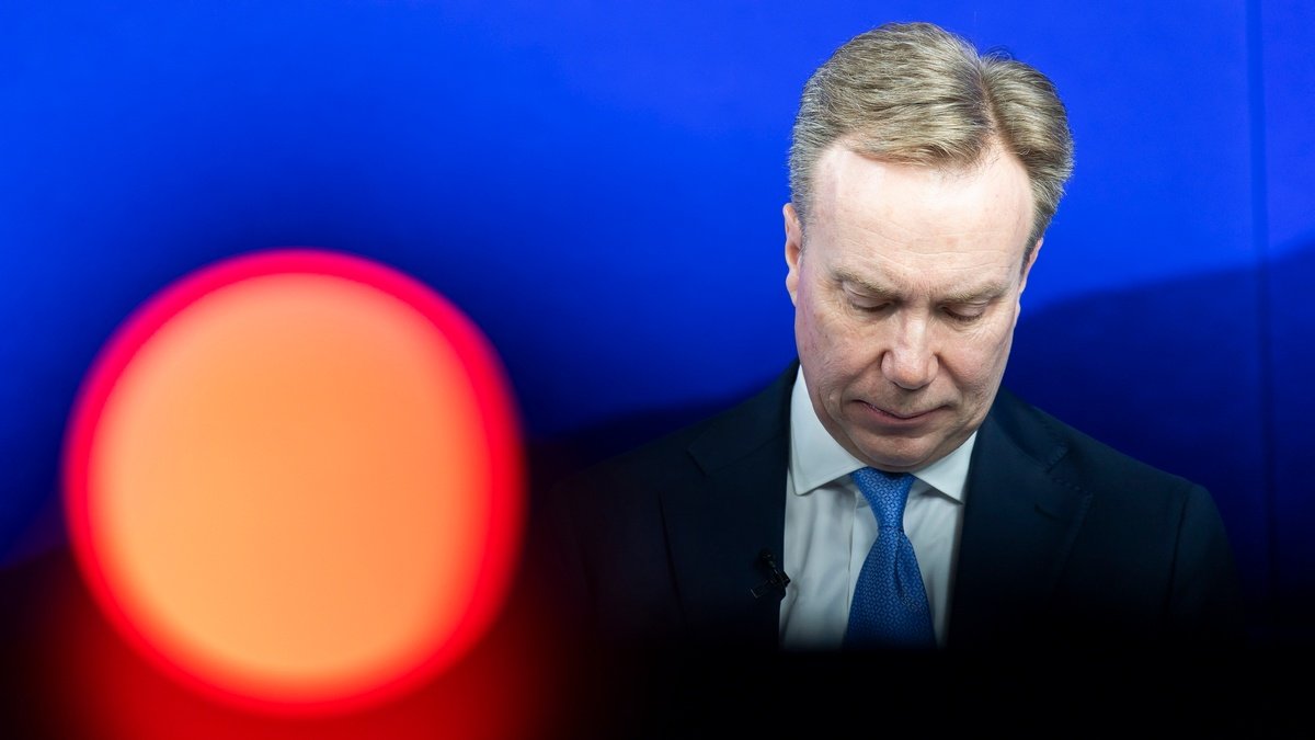 Президент Давосского форума подал в отставку из-за связей с Эпштейном