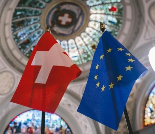 Швейцария закрыла банк, который США обвинили в отмывании денег для Медведчука и Курченко