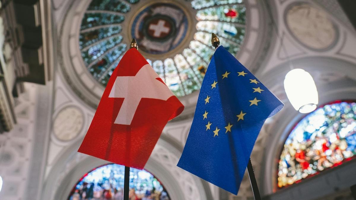 Швейцария закрыла банк, который США обвинили в отмывании денег для Медведчука и Курченко