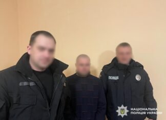 На Чернігівщині на узбіччі виявили автомобіль із тілом чоловіка з вогнепальними пораненнями