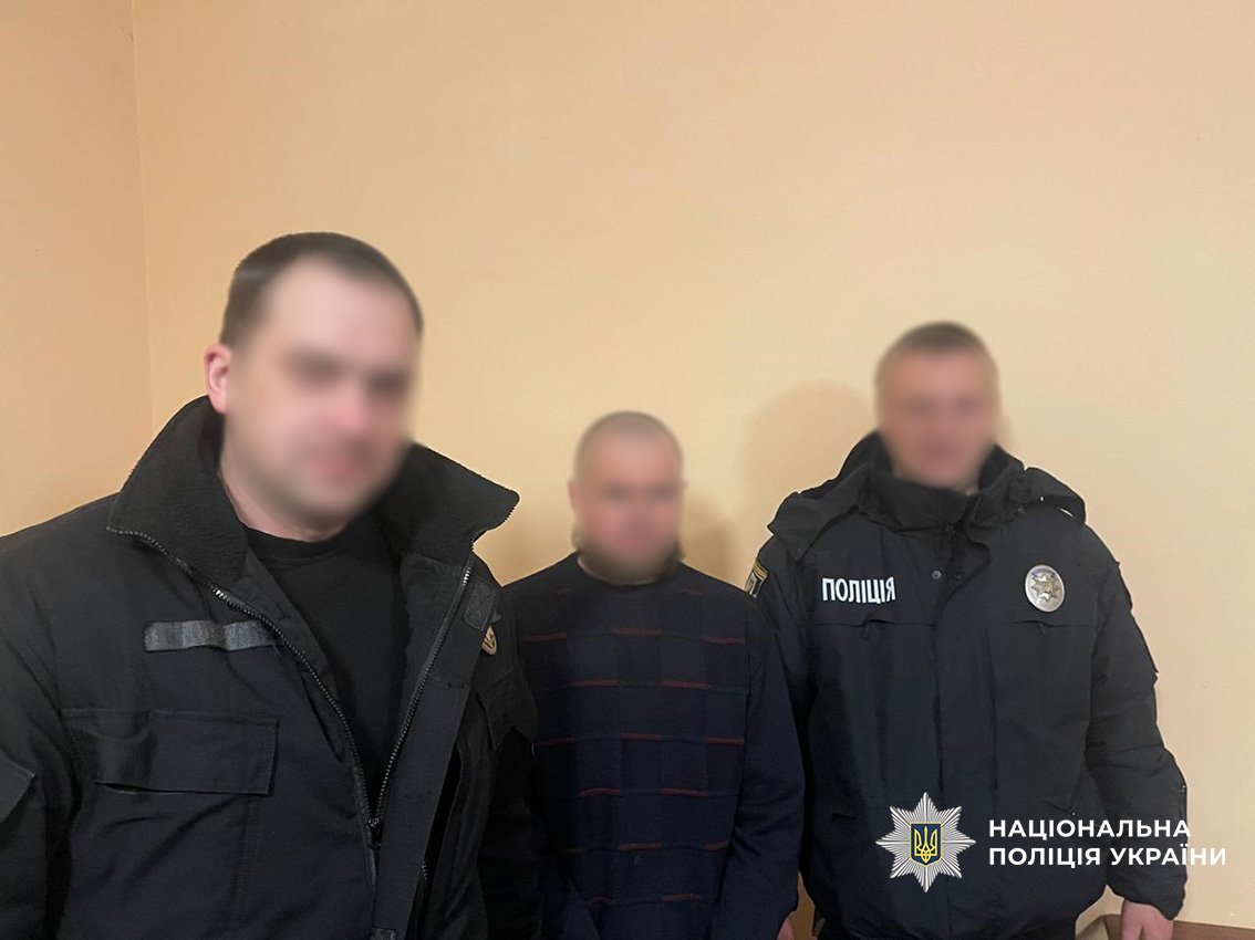 На Чернігівщині на узбіччі виявили автомобіль із тілом чоловіка з вогнепальними пораненнями